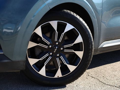 Used 2022 Kia Carnival EX image 25