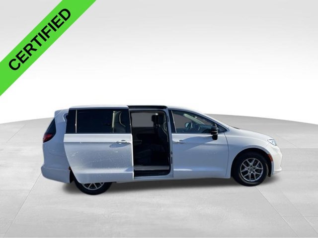 Used 2024 Chrysler Pacifica Touring-L FWD image 10