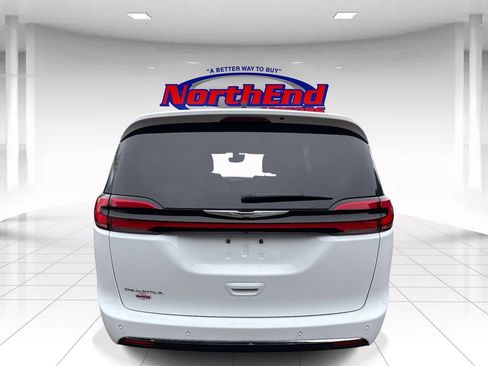Used 2025 Chrysler Pacifica Select FWD image 4