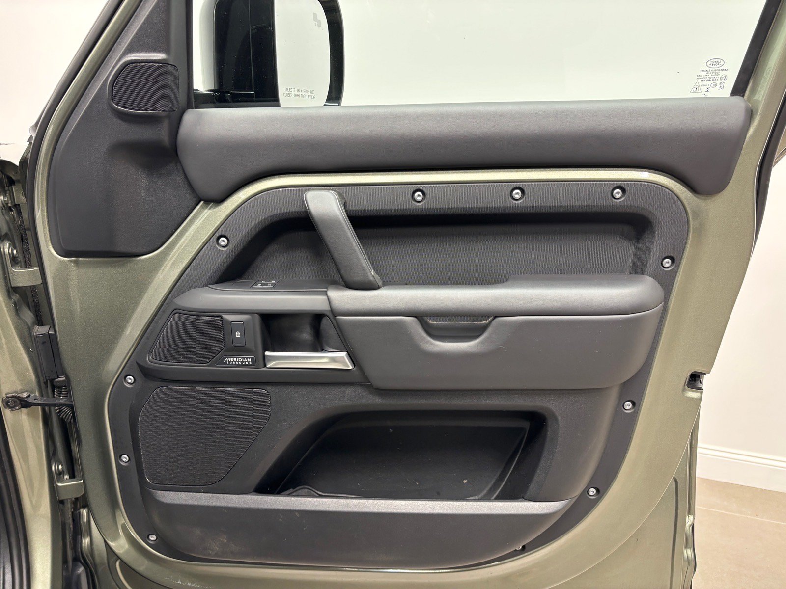 New 2025 Land Rover Defender 110 X-Dynamic SE AWD/4WD image 32