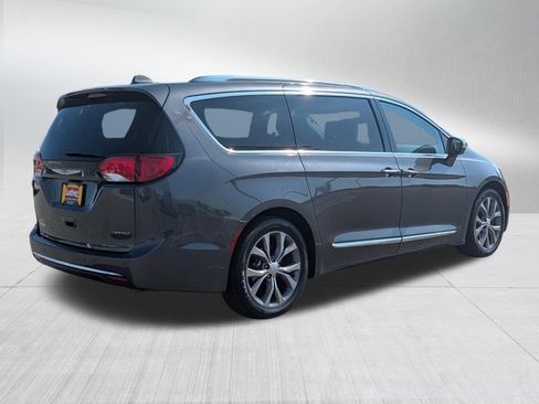 Used 2018 Chrysler Pacifica Limited w/ Tire & Wheel Group FWD image 7