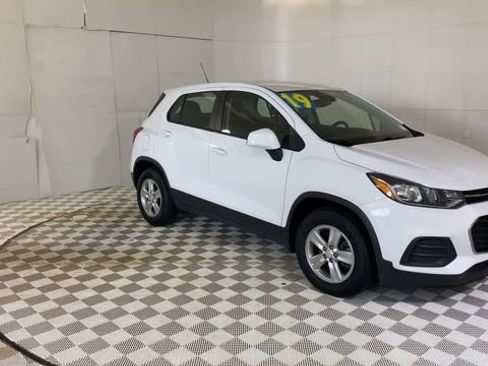 Used 2019 Chevrolet Trax LS FWD image 2