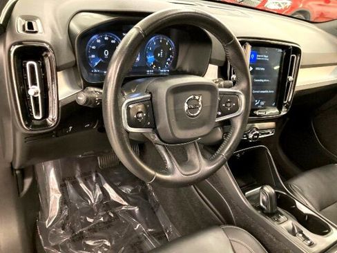 Used 2019 Volvo XC40 T5 Momentum image 7