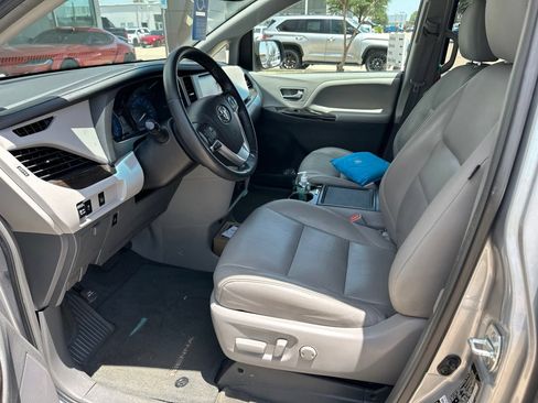 Used 2017 Toyota Sienna XLE FWD image 4