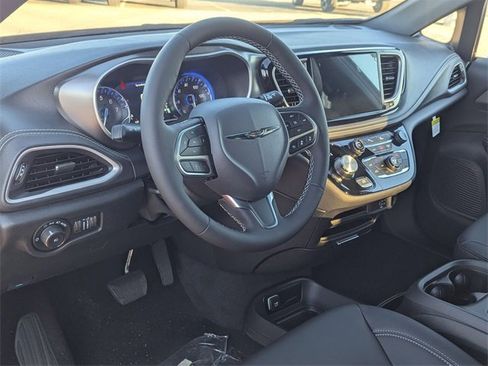 New 2026 Chrysler Pacifica Select image 11