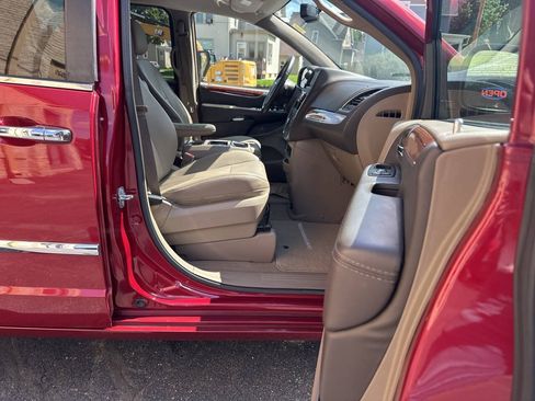 Used 2015 Chrysler Town & Country Touring w/ Driver Convenience Group FWD image 13