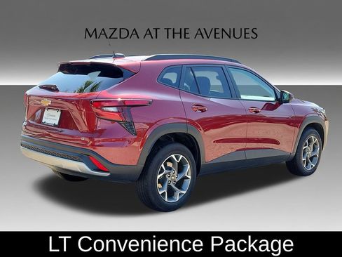 Used 2025 Chevrolet Trax LT w/ LT Convenience Package FWD image 3
