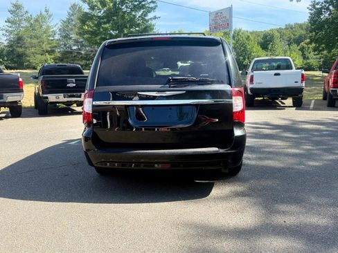 Used 2014 Chrysler Town & Country Touring-L w/ Driver Convenience Group FWD image 6