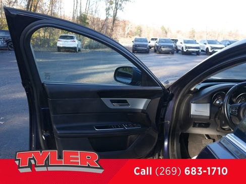 Used 2017 Jaguar XF Premium image 21