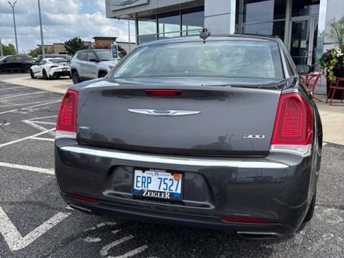 Used 2018 Chrysler 300 Limited AWD/4WD image 9