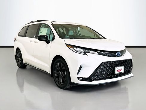 New 2025 Toyota Sienna XSE FWD image 3