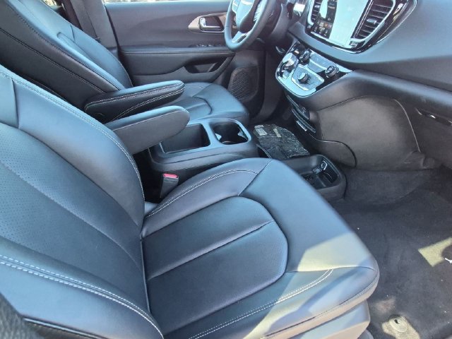 Used 2026 Chrysler Pacifica Select FWD image 17