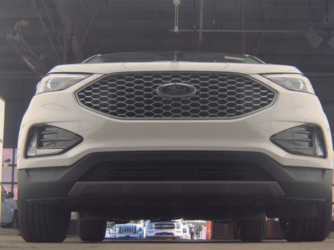 Used 2024 Ford Edge SEL w/ Convenience Package AWD/4WD image 3