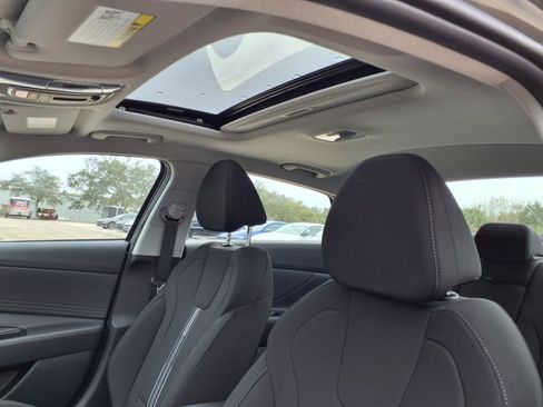 Used 2025 Hyundai Elantra SEL image 29