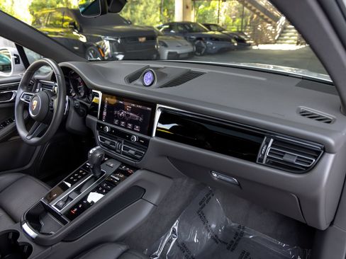 Certified 2025 Porsche Macan AWD/4WD image 55