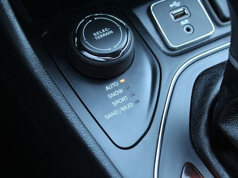 Used 2019 Jeep Cherokee Latitude w/ Cold Weather Group image 31