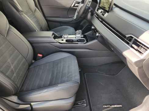Used 2025 Mitsubishi Outlander SE AWD/4WD image 17