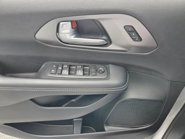 Used 2026 Chrysler Pacifica Select FWD image 27