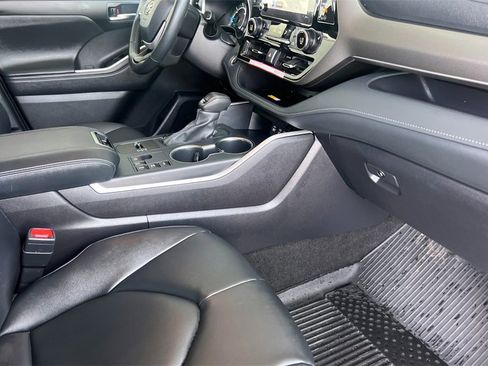 Used 2025 Toyota Highlander XLE image 18