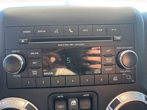 Used 2017 Jeep Wrangler Unlimited Sahara w/ Connectivity Group image 16