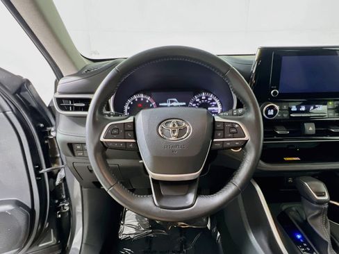 Used 2024 Toyota Highlander XLE FWD image 18