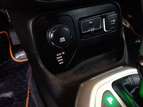 Used 2017 Jeep Renegade Sport w/ Power & Air Group image 4