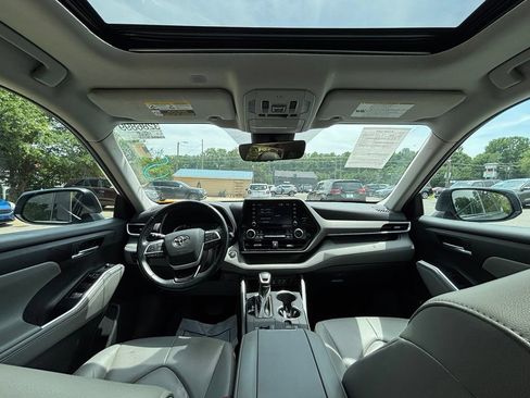 Used 2022 Toyota Highlander XLE FWD image 17