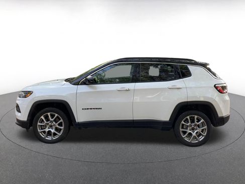 Used 2025 Jeep Compass Limited image 4