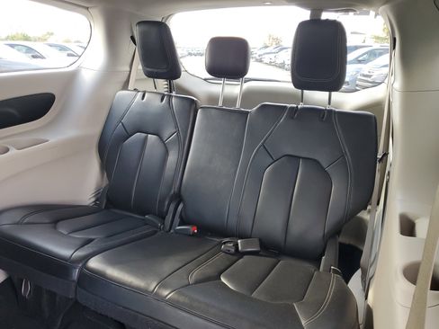 Used 2023 Chrysler Pacifica Touring-L image 15