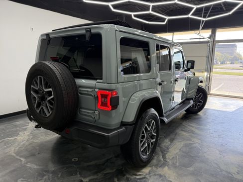 Used 2024 Jeep Wrangler Unlimited Sahara w/ Technology Group AWD/4WD image 5