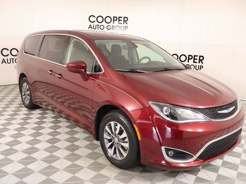 Used 2020 Chrysler Pacifica Touring FWD image 1