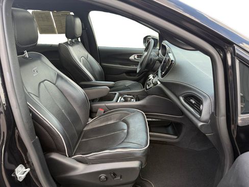 Used 2025 Chrysler Pacifica Limited FWD image 29