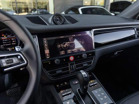Certified 2026 Porsche Macan AWD/4WD image 28