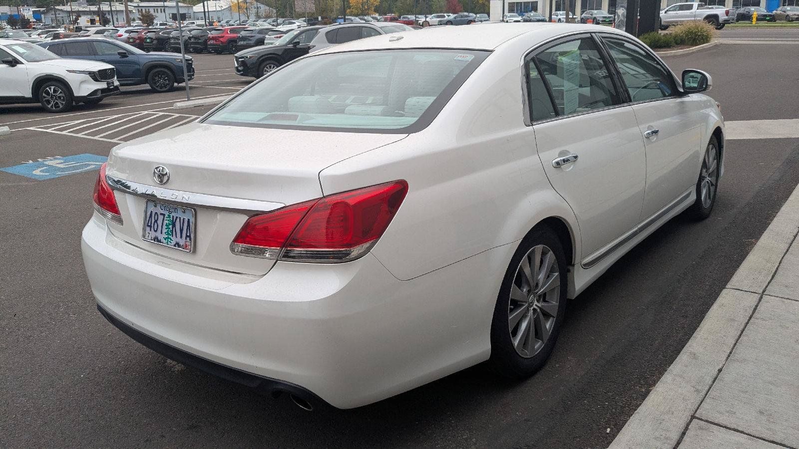 Used 2011 Toyota Avalon Limited FWD image 3