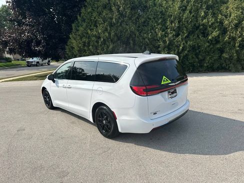 Used 2023 Chrysler Pacifica Touring-L FWD image 4