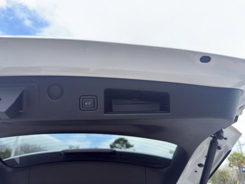 Used 2022 Chevrolet Equinox Premier FWD image 9