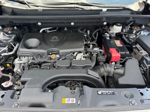 Used 2021 Toyota RAV4 LE AWD/4WD image 18