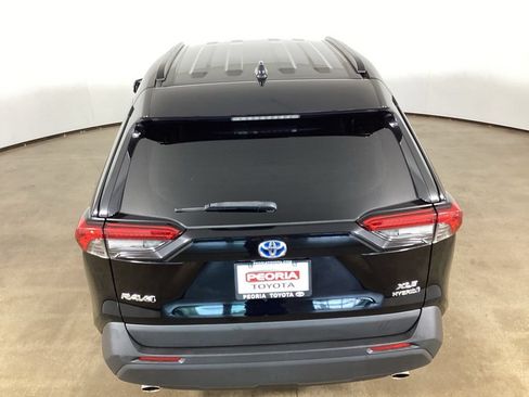 Used 2021 Toyota RAV4 XLE w/ XLE Grade Weather Package AWD/4WD image 11