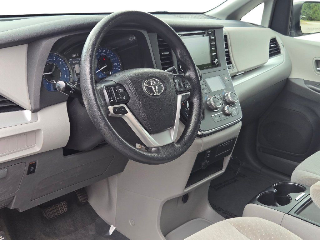 Used 2018 Toyota Sienna LE FWD image 14