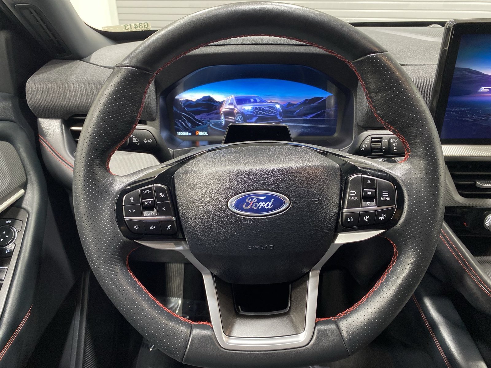Used 2025 Ford Explorer ST-Line w/ ST-Line Street Pack AWD/4WD image 14