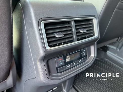 Certified 2025 Volkswagen Atlas SE FWD image 31