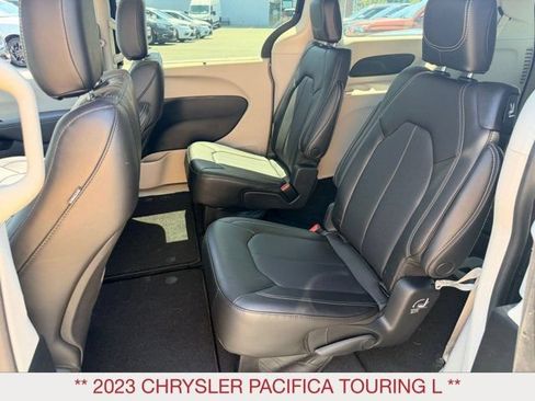 Used 2023 Chrysler Pacifica Touring-L FWD image 10