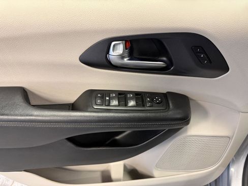 Used 2020 Chrysler Pacifica Limited image 27