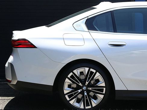 Used 2025 BMW 530i RWD image 15