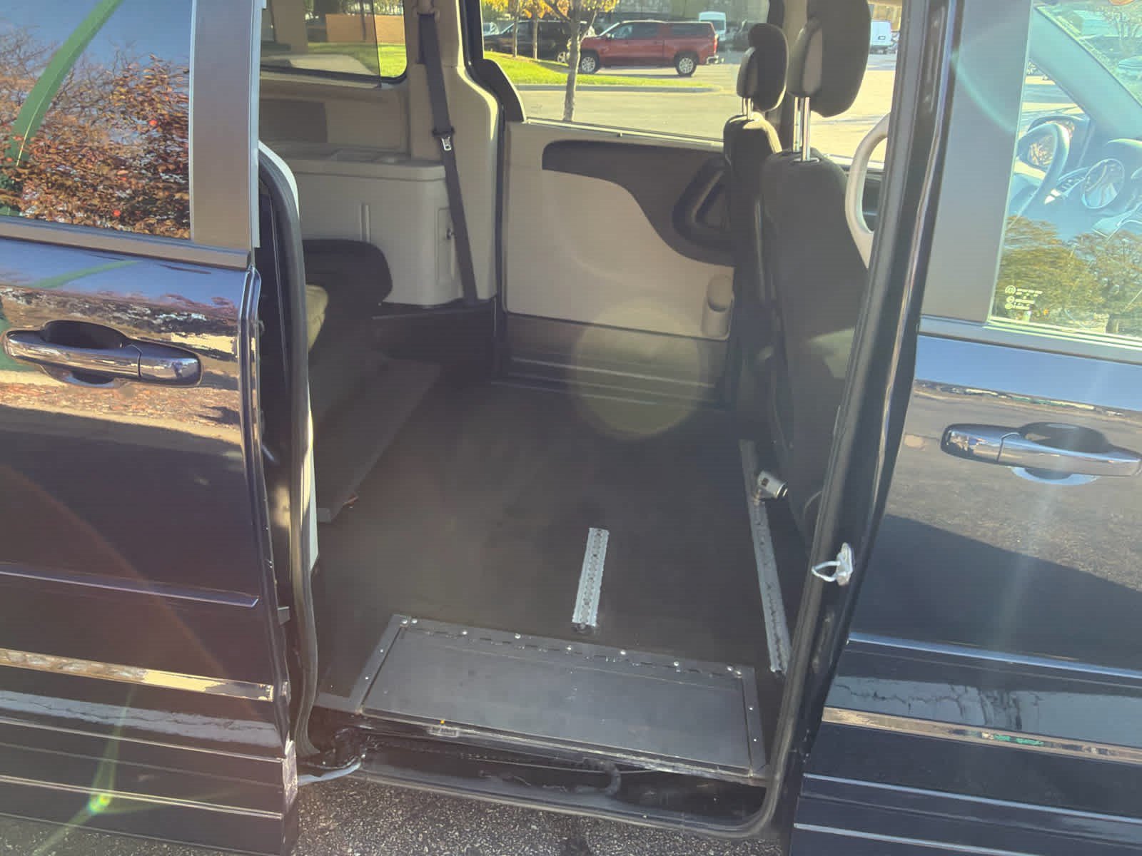 Used 2016 Dodge Grand Caravan SXT FWD image 9