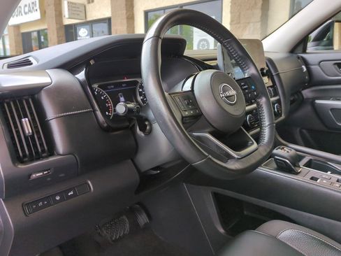 Certified 2022 Nissan Pathfinder SL w/ Lighting Package (N92) image 10
