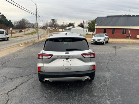Used 2020 Ford Escape SE image 4