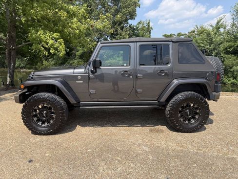 Used 2016 Jeep Wrangler Unlimited Sahara AWD/4WD image 6