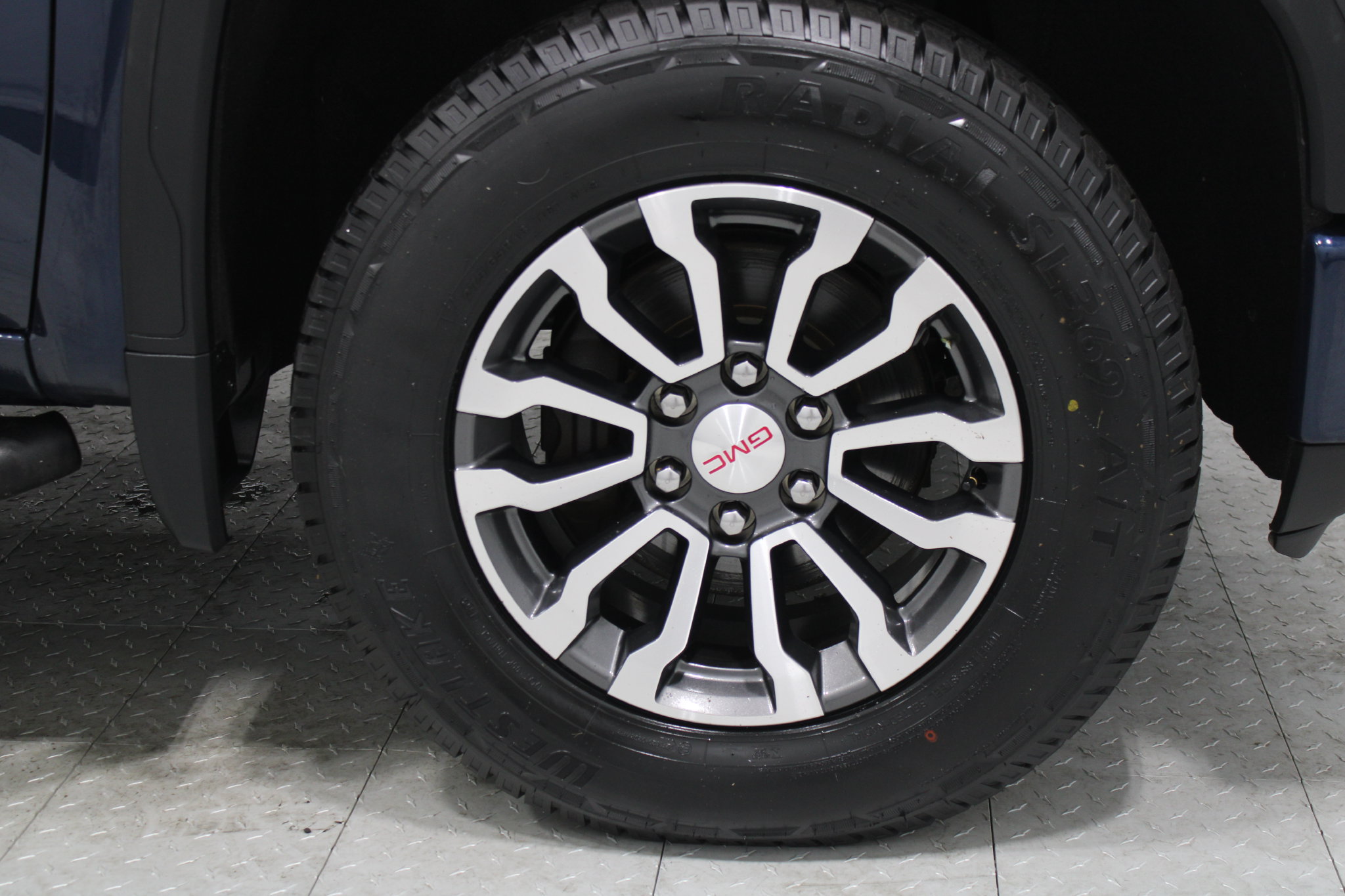 Used 2019 GMC Sierra 1500 AT4 w/ AT4 Premium Package AWD/4WD image 4