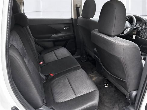 Used 2014 Mitsubishi Outlander ES FWD image 9
